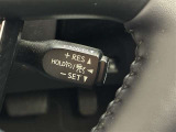 前方の車との車間を設定し、スピードを上げたり緩めたりを自動で行ってくれる追尾式の「レーダークルーズ」。上級装備の一つです!高級車にしかつかない嬉しい機能です。