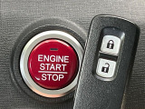 【Hondaスマートキー】カバンやポケットに入れたままでもドアの施錠・解錠が可能なスマートキーを装備。エンジンのオン・オフ時もカギを取り出す必要が無いからとっても便利です♪