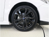 純正18ンチアルミホイール装備・タイヤサイズ225/40R18