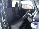 【清潔感のある運転席&助手席】隅々までクリーニングの行き届いた運転席&助手席。目立ったシミや汚れ等もございません。