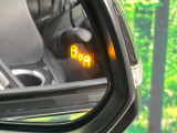 【ブラインドスポットモニター】走行中、ドアミラーの死角になりやすい箇所に後続車が接近するとサイドミラーのレンズに警告を表示!ドライバーに注意喚起をしてくれます。