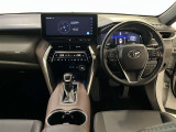 運転席は見やすく整理され、ナビも美しく装着され操作性にも優れています!