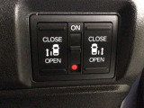 【両側パワースライドドア】両側がパワースライドドアになっており、運転席のスイッチやスマートキーでも開閉が可能です!開口部も広いので乗り降りも楽々♪