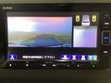 【バックカメラ】運転が苦手な方も車庫入れラクラクです!ギアをリバースに入れれば自動的に切り換わりますので、面倒な操作は不要です♪狭い駐車場もお車を傷つけず安心ですね!
