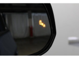 後部に内蔵されたセンサーによって、後方から接近する車両を検知。ドアミラーのLEDインジケーターや警告音でドライバーに注意を促します。