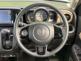インテリアに合わせたデザインのステアリングは、運転される方のことも考え、運転しやすい形状、大きさです。是非一度、実際に触ってお確かめください。
