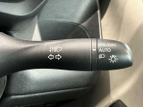車外の明るさに応じでライトを点灯、消灯してくれるオートライト機能です☆お天気の良い昼間のトンネル走行などオートにしてると便利で安心です☆エンジン停止時にライトの消し忘れも無くなります☆
