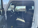 【運転席】座り心地が良いシートなので長時間の運転でも快適にお過ごしいただけます。新品のフロアマットのご注文も可能です。掲載箇所以外にご希望の写真がございましたらお気軽にお問い合わせ下さい。
