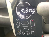 【オートエアコン】一度お好みの温度に設定すれば、車内の温度を検知し風量や温度を自動で調整。暑い&hellip;寒い&hellip;と何度もスイッチ操作をする必要はありません。快適な車内空間には必須の機能ですね♪