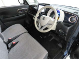 シンプルで使いやすいデザインの運転席です。