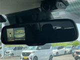 ルームミラーにもアラウンドビューモニター表示を映し出すことができます。