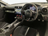 運転席周りのレイアウトをご覧ください。ナビゲーションが綺麗に装着されすっきり収まってますね!