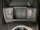 前席の左右別々のシートヒータースイッチが付いており、2段階で温度設定ができます。