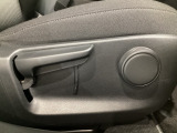 運転席にはドライバーの体型や好みに応じて前後方向だけでなく、高さの調整ができるシートリフターを装備!