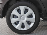 【ホイールキャップ】車に良く似合う純正ホイールキャップが装備されています。各種社外アルミホイールや、スタッドレスタイヤも取扱いしております。是非ご相談ください。