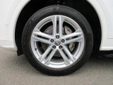 全車両に標準装備の純正アルミホイールは、純正ならではのバランスの良いデザインと、走行安定性をお楽しみ頂けます。