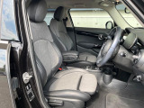 ●前席:ゆったりとしたドライバースペースで、長時間の運転でも快適にお過ごしいただけます。
