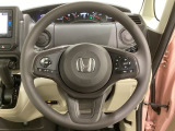 ハンドルにHondaセンシング系のクルーズコントロールやレーンキープアシストなどのスイッチと、オーディオの操作スイッチが装備されています。ハンドルから手を離さず安全に操作できます。
