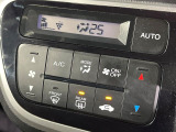 【オートエアコン】一度お好みの温度に設定すれば、車内の温度を検知し風量や温度を自動で調整。暑い&hellip;寒い&hellip;と何度もスイッチ操作をする必要はありません。快適な車内空間には必須の機能ですね♪