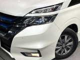 【LEDヘッドライト】悪天候や夜間走行時も良好な視界を確保し安心して運転できる高輝度LEDヘッドライトを装備!点灯速度が早く、消費電力も抑えられています。