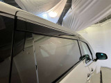 サイドバイザーは、雨天時でも窓を少し開けて換気が出来ます。車内の空気を入れ替えて心地よいドライブを!