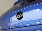 バックカメラ始動時にはVWのエンブレムが動いてカメラがボディの中心位置で映し出します。