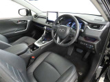 シンプルで使いやすいデザインの運転席です。