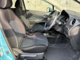 足元スッキリ、運転席・助手席。外に降りることなく運転席と助手席の移動も可能です