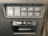 ハンドルの右側にHondaセンシング用のメインスイッチとパワーテールゲートスイッチがついています。その下にはETC2.0がついています。高速道路の料金所の通過も楽々です!。