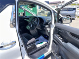 【運転席】座り心地が良いシートなので長時間の運転でも快適にお過ごしいただけます。新品のフロアマットのご注文も可能です。掲載箇所以外にご希望の写真がございましたらお気軽にお問い合わせ下さい。