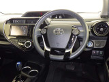運転席まわりです。 各操作スイッチは使いやすい位置に配置されてます。
