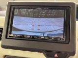 【バックカメラ】駐車時に後方がリアルタイム映像で確認できます。大型商業施設や立体駐車場での駐車時や、夜間のバック時に大活躍!運転スキルに関わらず、今や必須となった装備のひとつです!