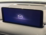 【10.25インチマツダコネクト】車内の雰囲気にマッチした大型ディスプレイ。スマホ接続でのナビ使用やBluetooth再生等、様々な機能が楽しめます。直感的なダイヤル操作が可能で、使い勝手も良好です。