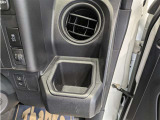 便利なカップホルダーを装備しています。 缶ジュースを開けて運転していると振動で倒れないかヒヤヒヤ、意外と置き場に困るもの。 意外に重要な装備ですね。