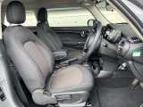 ●前席:ゆったりとしたドライバースペースで、長時間の運転でも快適にお過ごしいただけます。