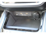 前席用にUSB出力電源(2ヶ、DC5V)を備えています!スマホやタブレットの充電にとっても便利です。