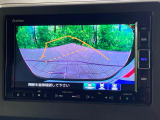 【バックカメラ】駐車時に後方がリアルタイム映像で確認できます。大型商業施設や立体駐車場での駐車時や、夜間のバック時に大活躍!運転スキルに関わらず、今や必須となった装備のひとつです!