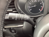 レバーをAUTOの位置にしているとき、レインセンサーが雨を感知すると、雨量に応じてワイパーが自動で作動してくれるオートワイパーを装備!設定変更で非作動にすると、間欠作動に固定されます。