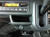 インパネシフトだから視線の移動も少なく足元もスッキリ。運転席もゆったりしているのでゆとりを持ってドライブできますね。