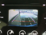 車両後方の映像を映すバックモニター。進路を確認しながら安全に車庫入れできます。