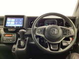 パーキングブレーキはフット式なので運転席と助手席の間はすっきり、移動も楽々です。さっと手が届く位置にATセレクトレバーやエアコンスイッチなどがあり操作性に優れています