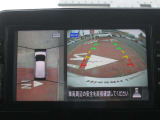 アラウンドビューモニター(車両を上から見たように表示)装着で車庫入れをサポート