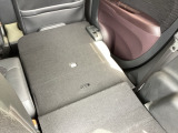 リアシートは簡単に倒すことができるので、ラゲッジルームも広がります。