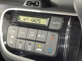 【オートエアコン】一度お好みの温度に設定すれば、車内の温度を検知し風量や温度を自動で調整。暑い&hellip;寒い&hellip;と何度もスイッチ操作をする必要はありません。快適な車内空間には必須の機能ですね♪
