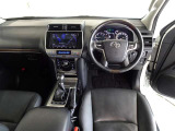 革巻きステアリングで快適な操作性の運転席です。