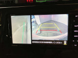 【パノラミックビューモニター】映像で、見づらい車両周辺の確認をアシスト。クルマを真上から見ているような映像を表示。 運転席から確認しにくい車両周囲の状況を把握。