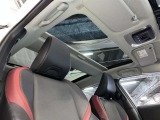 爽やかな風と光が差し込む開放的な車内で、至福のドライブを心ゆくまで。