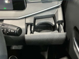 運転席側前部にドリンクホルダーあります♪運転中でも手が届きやすい位置にあって使い易いです♪