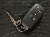 電子カードキーを携帯していれば、ドアハンドルやバックドアのリクエストスイッチを押すだけでドアの施錠・解錠が出来ます♪もちろん 遠隔操作も可能です!盗難防止のイモビライザー機能装備ですよ ☆