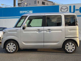 純正ホイールカバーで全体的にデザインがまとまっています。車も人も、オシャレはまずは足元からですね。